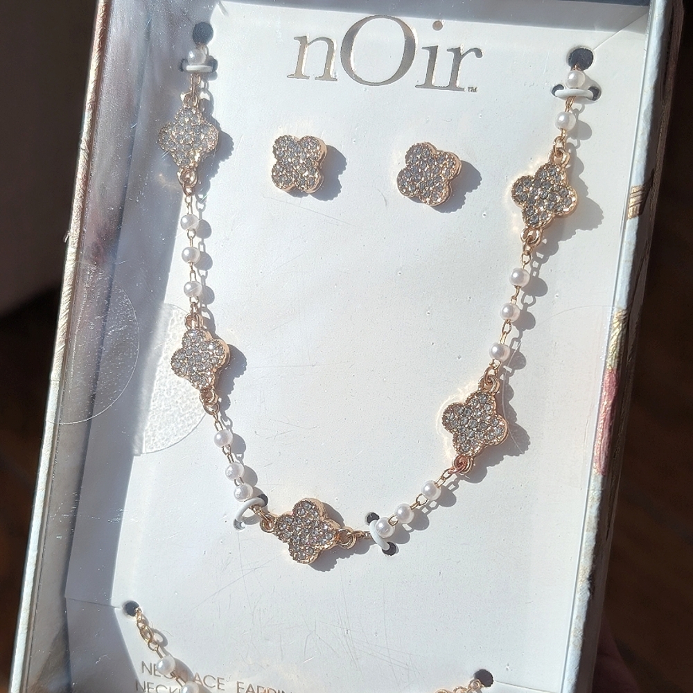 nOir Jewelry Gold Floral Jewelry Set - Picture 2 of 4
